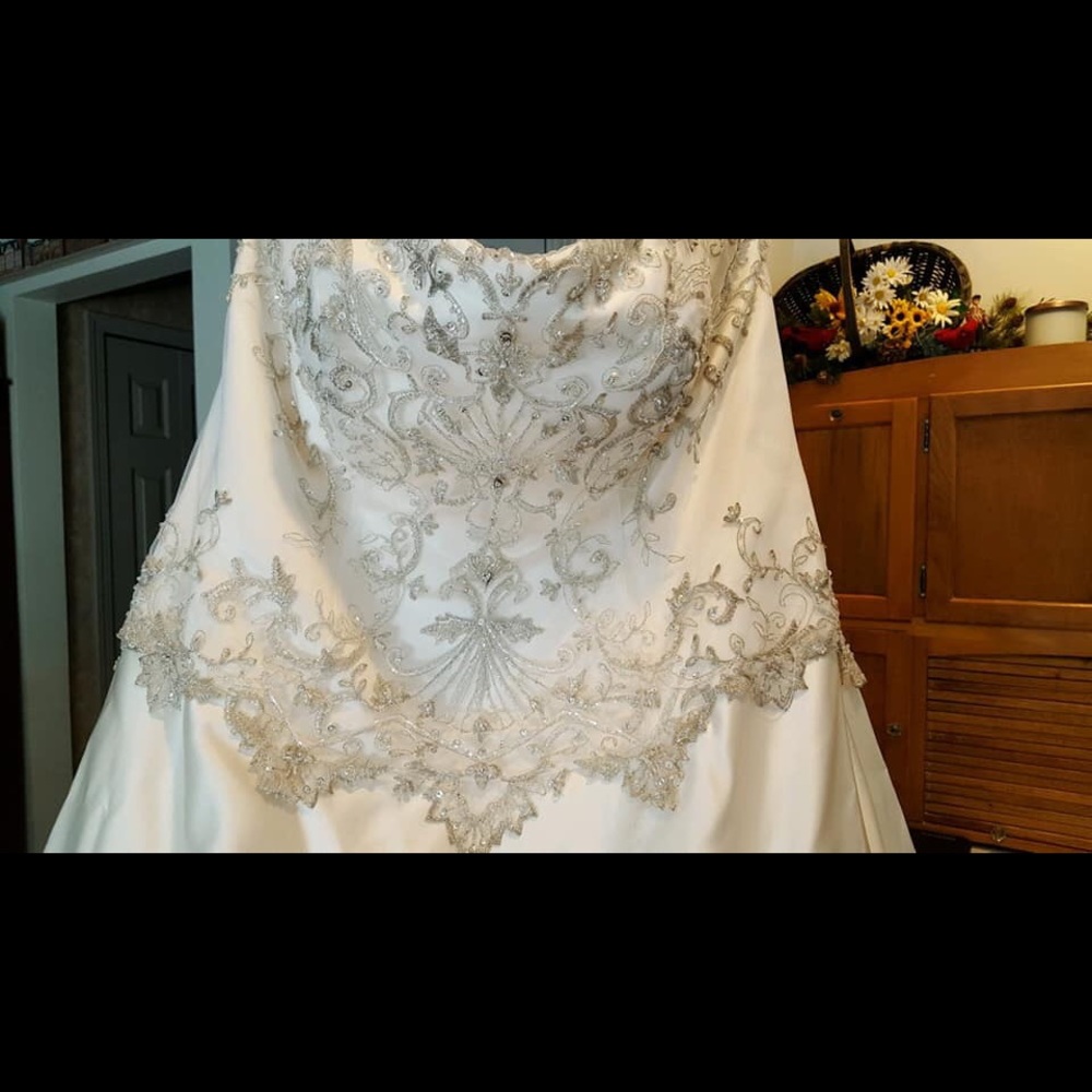 Size  24W Ivory Satin signature Wedding Dress